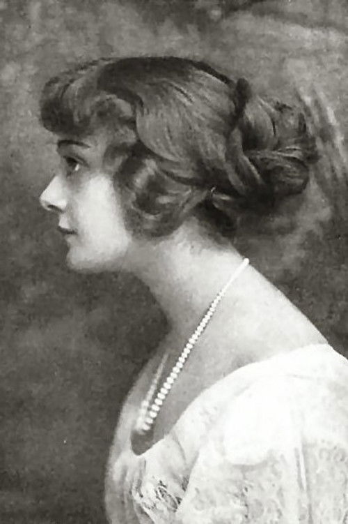 Ruth Findlay as Mavis Duval