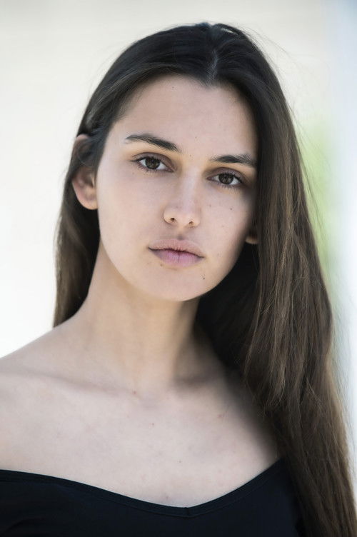 Viola Sofia Betti as Anna