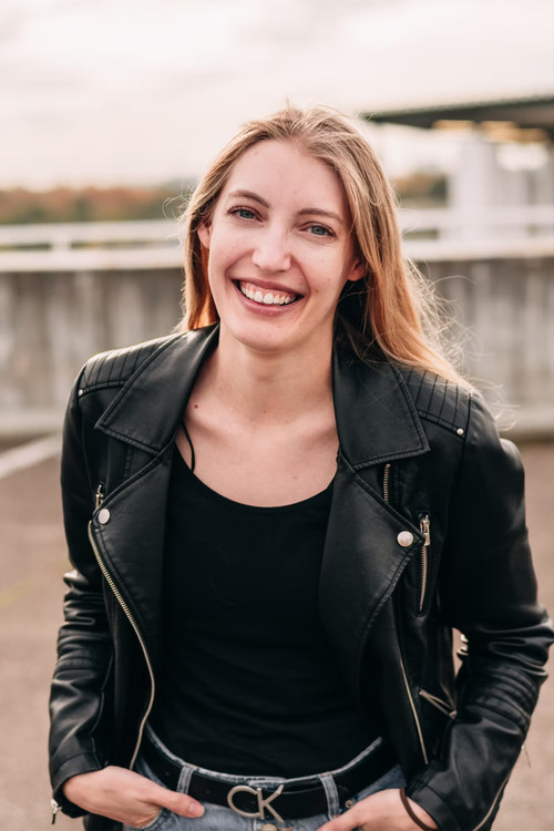 Inga Käfer as Benza's Client