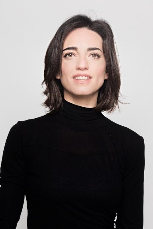 Nahia Laiz as Camarera