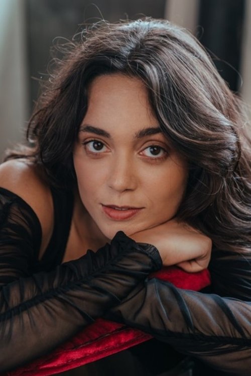 Jade Mascarenhas as Prima Júlia