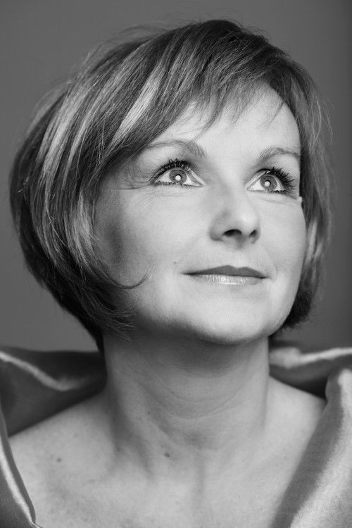 Uschi Nocchieri as Evelyn Bichlinger