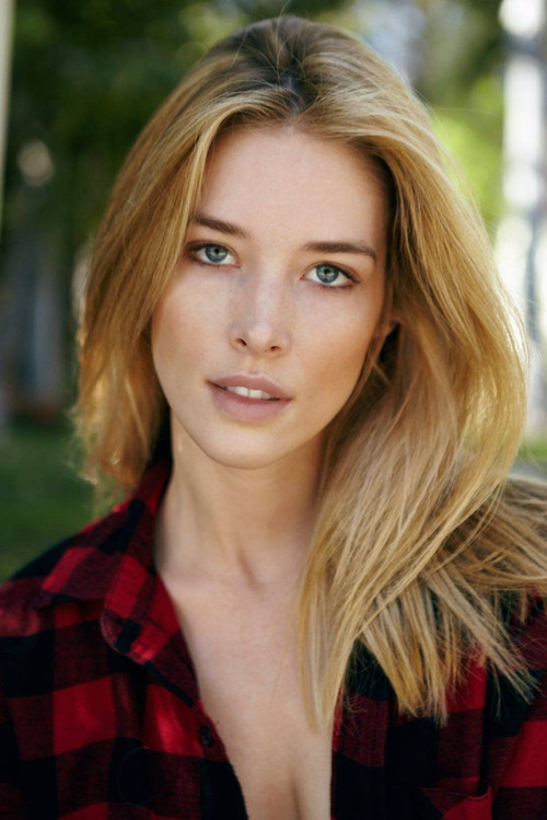 Chelsea Turnbo as Gloria