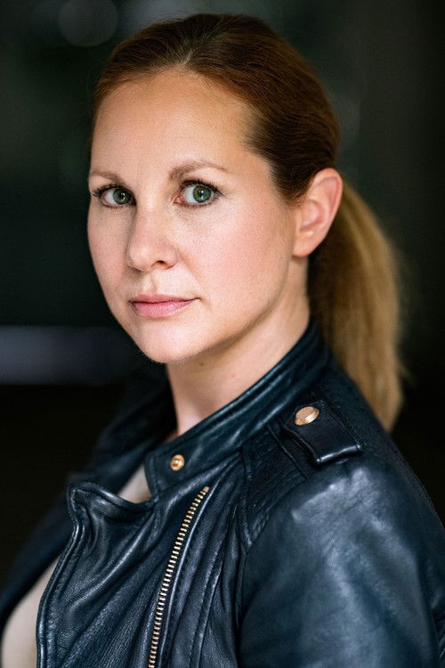 Nathalie Griffin as Serviererin