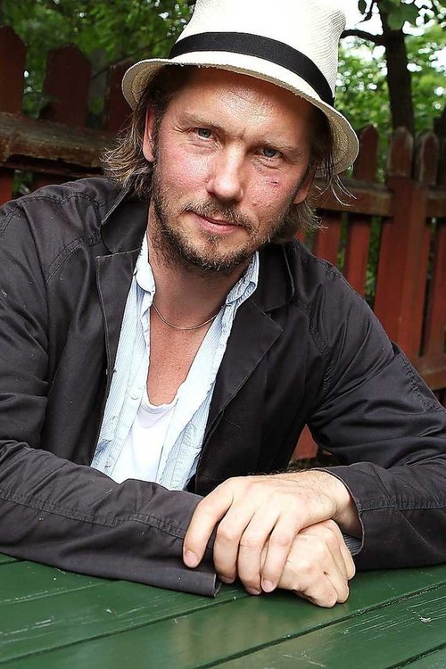 Jonas Inde as Lennart Sundström