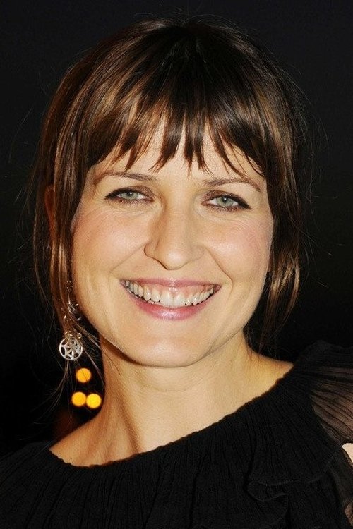 Arly Jover as Elisa, La mère d'Hugo