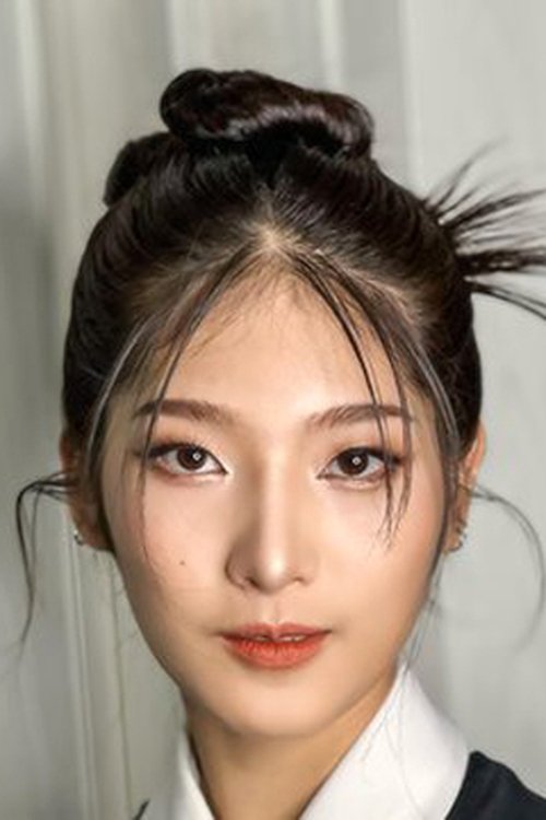 Gun Kornrawee Wongtrakul as Shuzhen (Daughter)