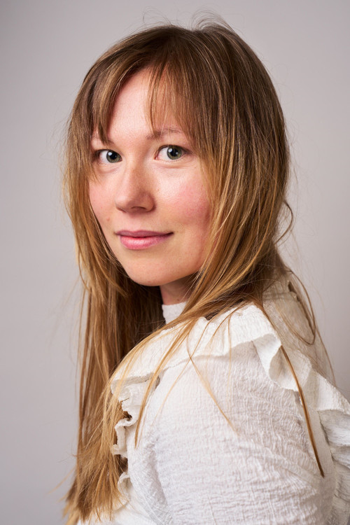 Louise Kim Salter as Elizabeth