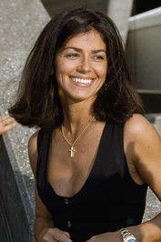 Elisabeth Etienne as Julie