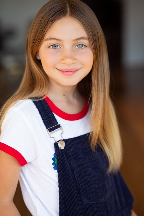Sophia Rose Nikolov as Emma