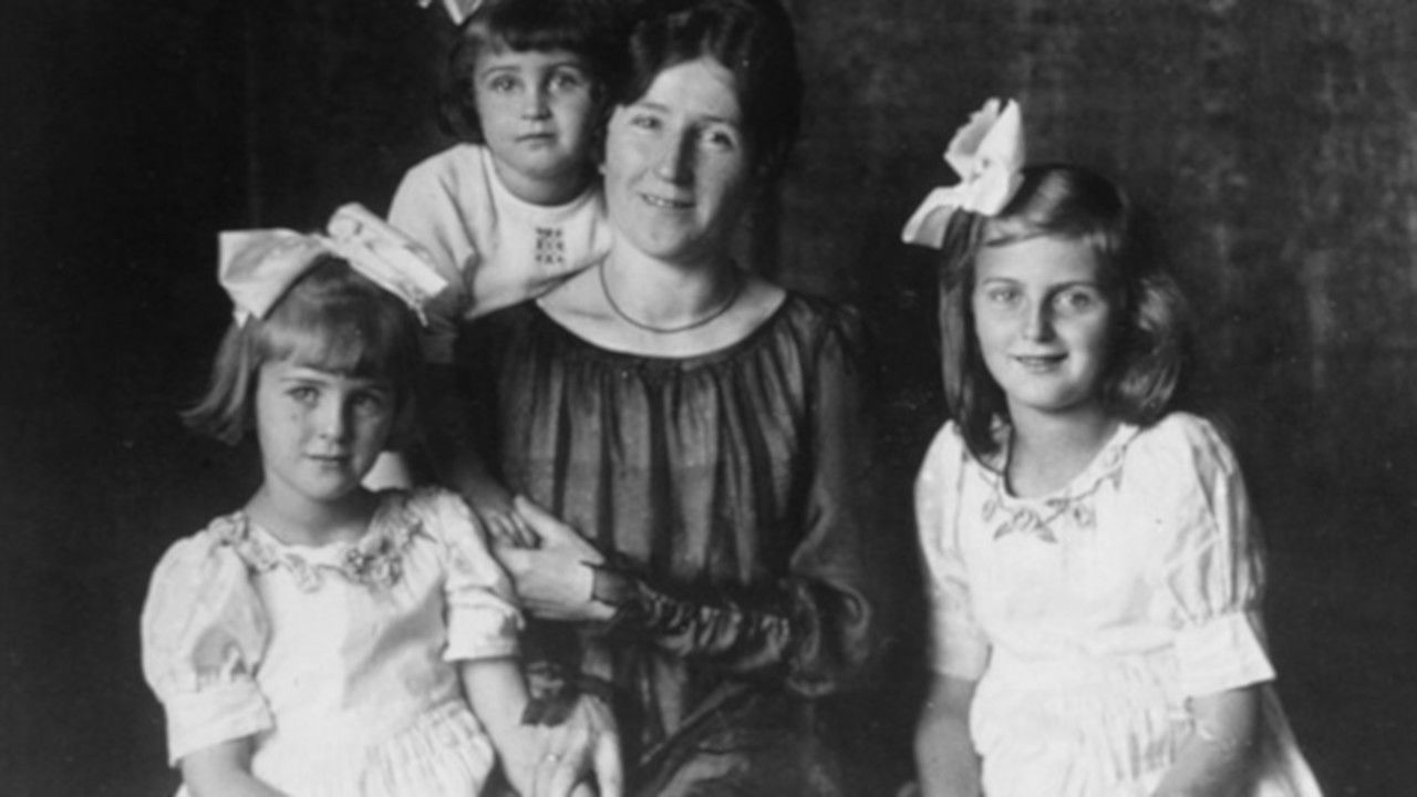 Hitlers Frauen backdrop