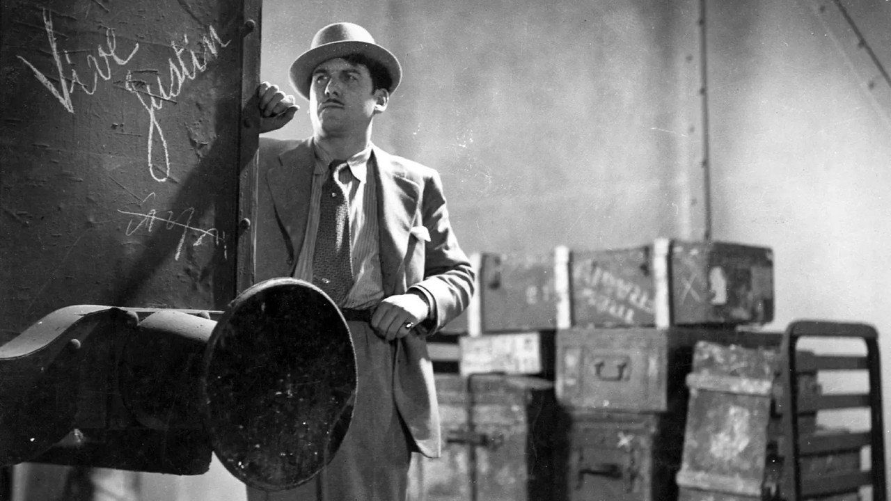 Justin de Marseille backdrop