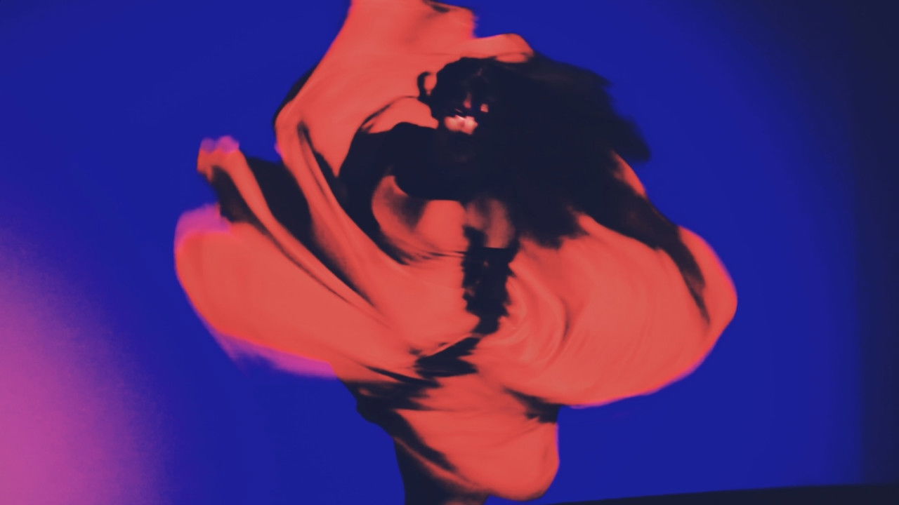 Rebeldía en tacones: un documentdrag backdrop