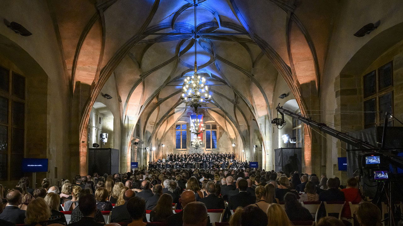 Benjamin Britten: Válečné rekviem backdrop