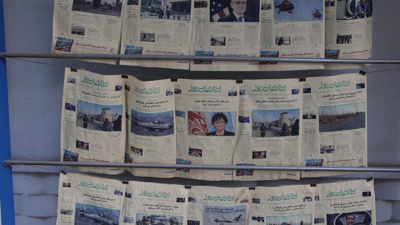 Etilaat Roz backdrop