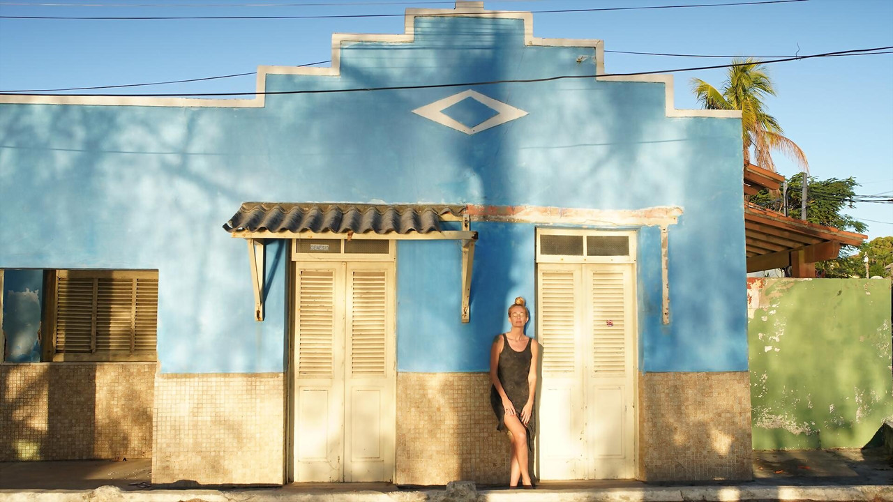 Letrux: Viver é Um Frenesi backdrop