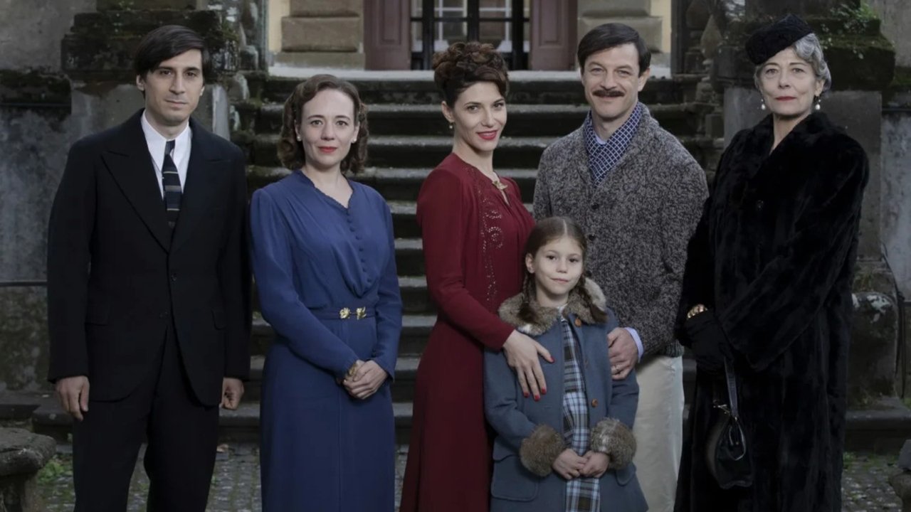 La bambina con la valigia backdrop