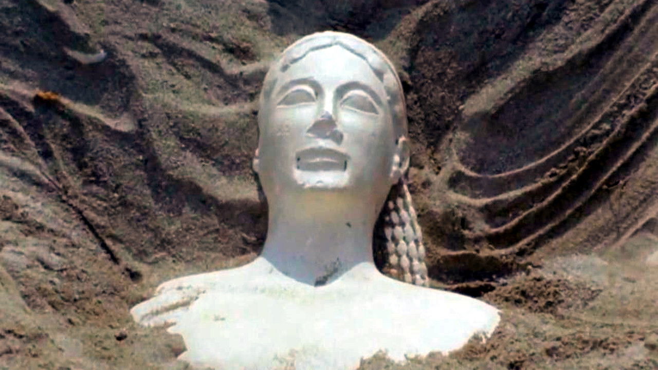 The garden with the statues backdrop