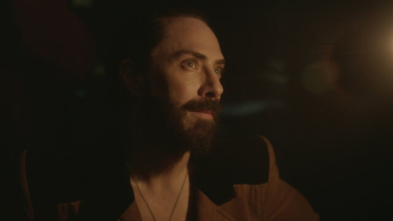 Traidor: Una crónica de la vida de Jay de la Cueva backdrop