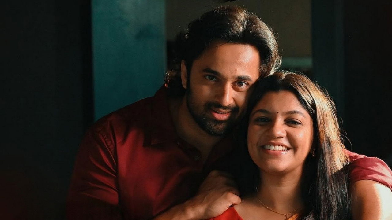 Mindiyum Paranjum backdrop