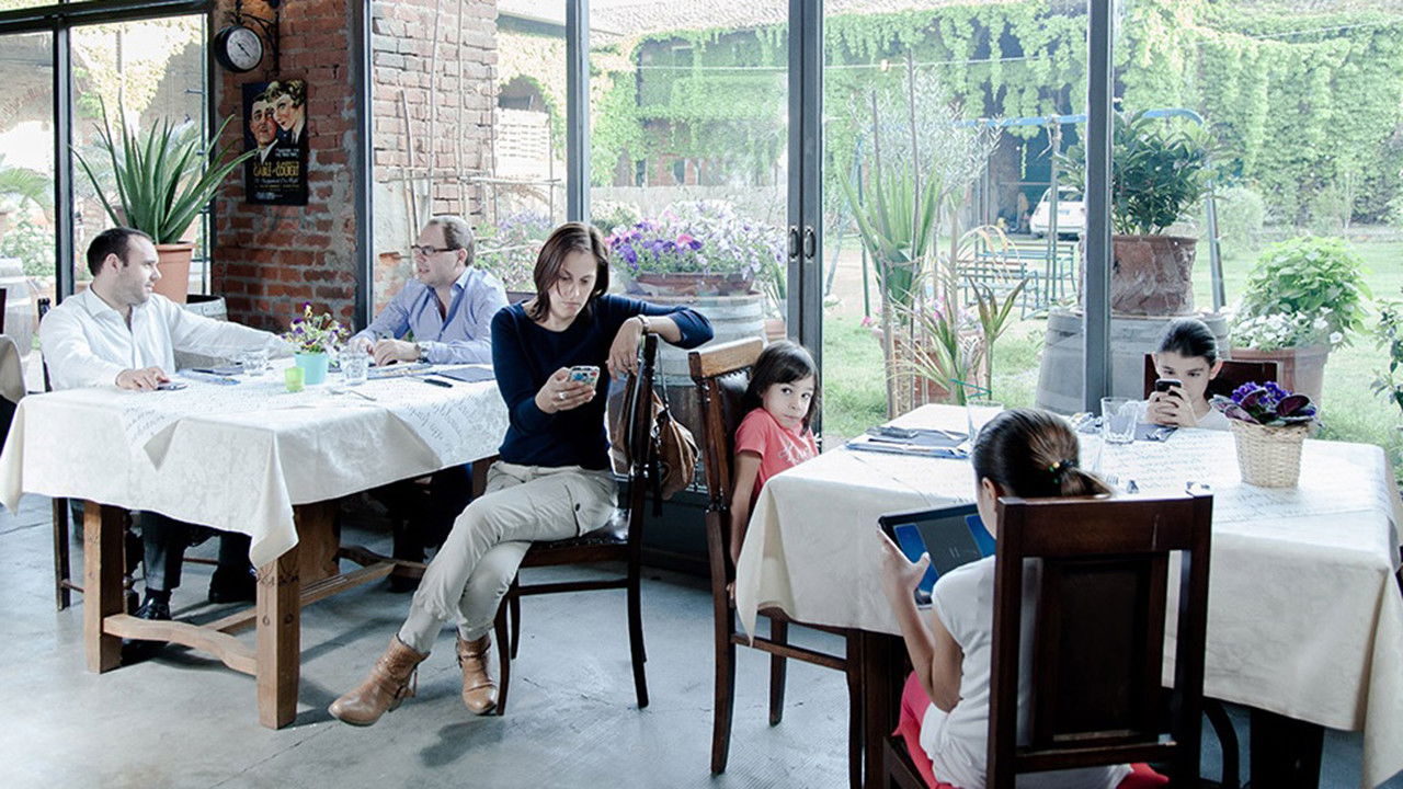 (A)social: 10 giorni senza lo smartphone backdrop