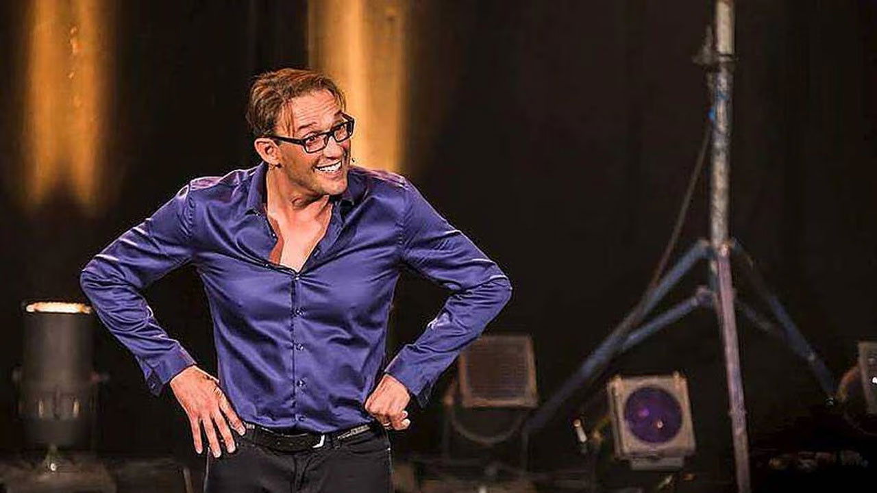 Julien Courbet fait son show au camping ! backdrop