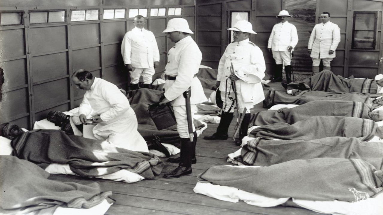 Mens Pesten raser backdrop