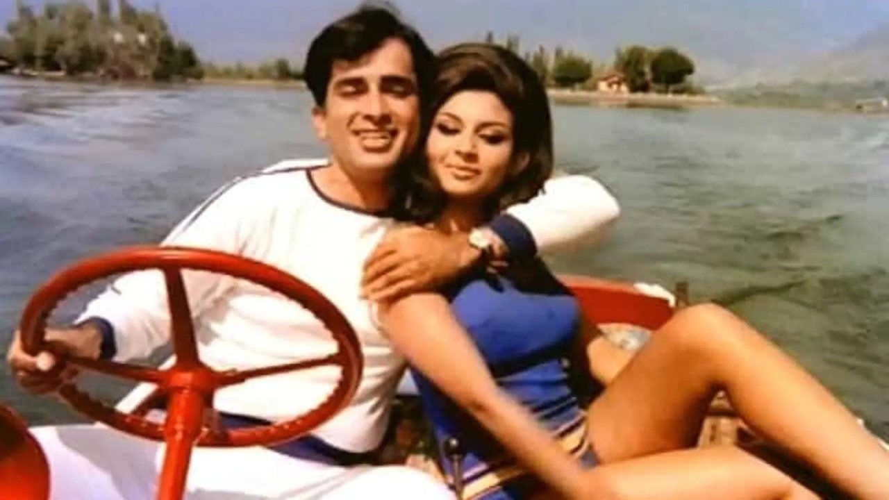 Suhana Safar backdrop