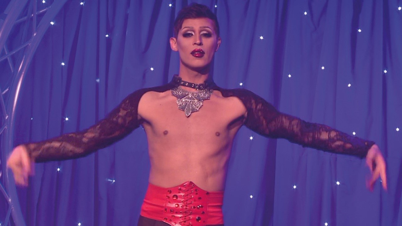 Les reines de la nuit backdrop