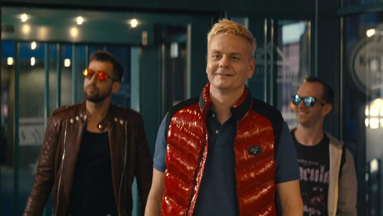 30 And Wild backdrop