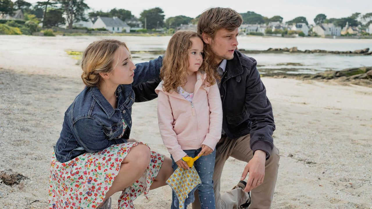 Jamais sans toi, Louna backdrop