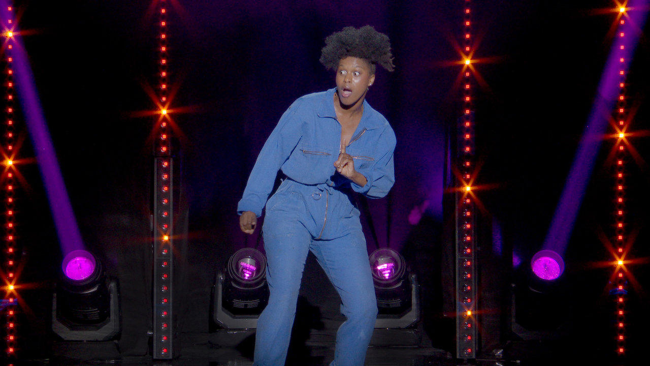 Fadily Camara: La plus drôle de tes copines backdrop