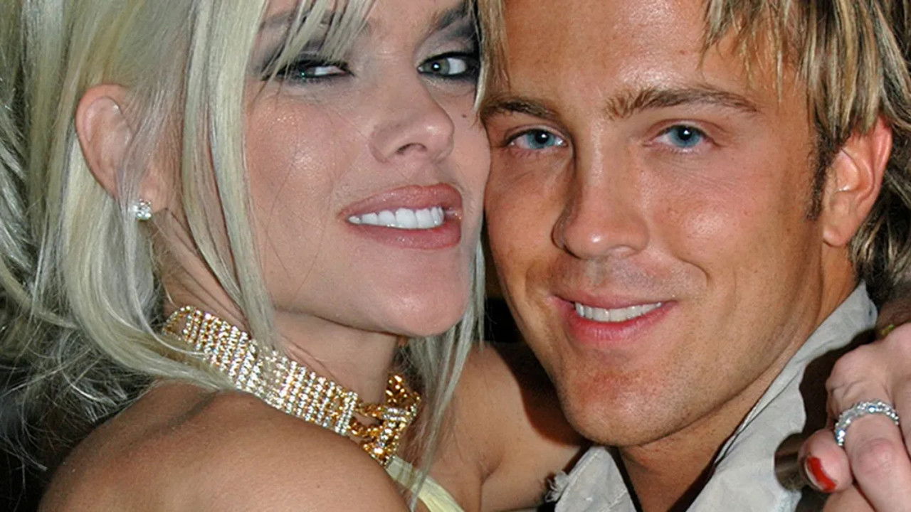 Hopelessly in Love: Anna Nicole Smith and Larry Birkhead backdrop