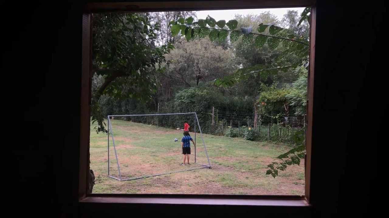 Mis hermanos juegan al futbol backdrop
