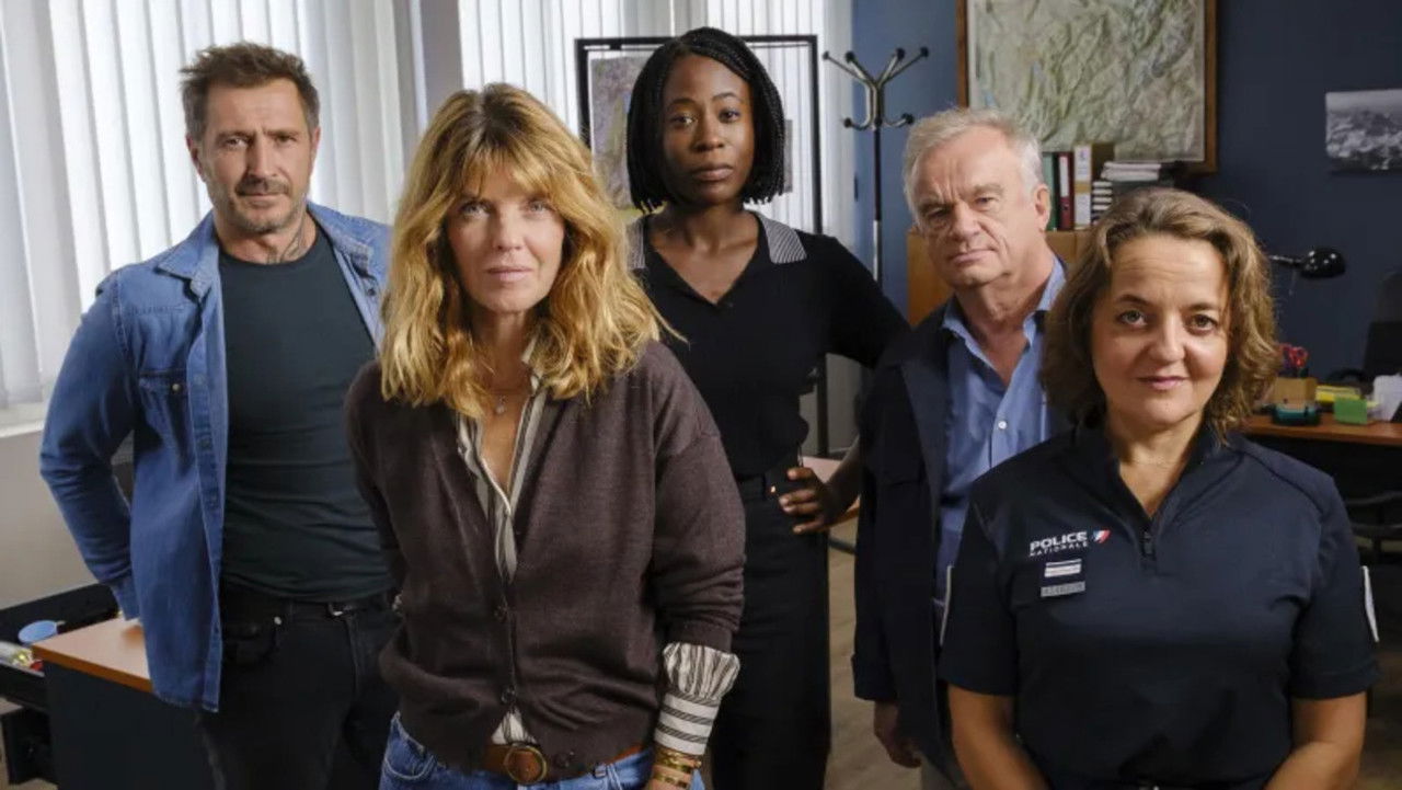 Cassandre - Un homme parfait backdrop