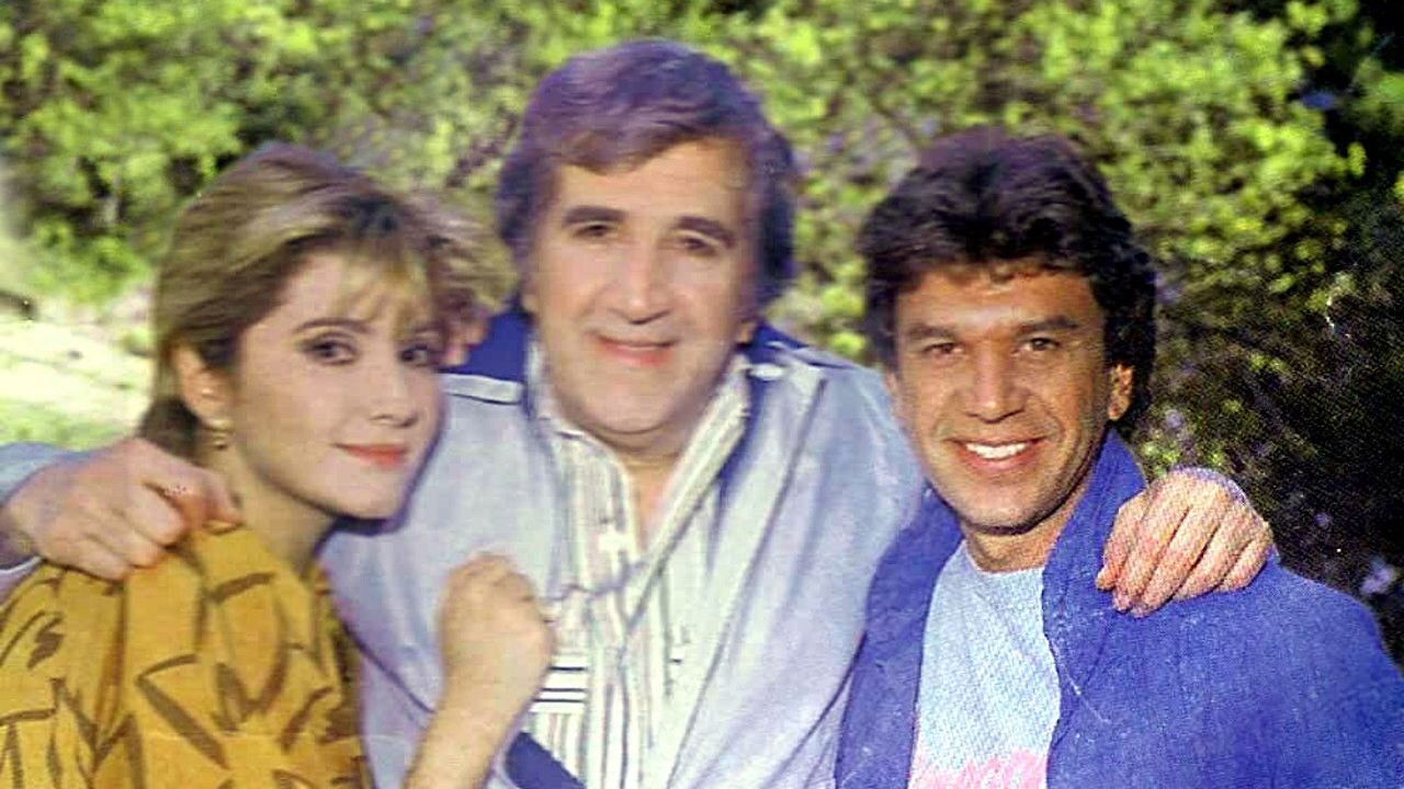 Τρεις και ο... Κούκος! backdrop