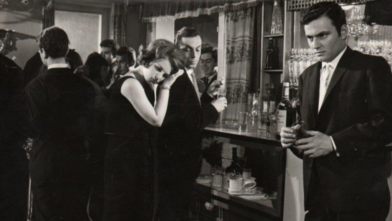 Tehlikeli Adımlar backdrop