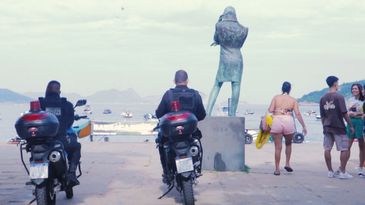 Pânico na Praia Vermelha backdrop