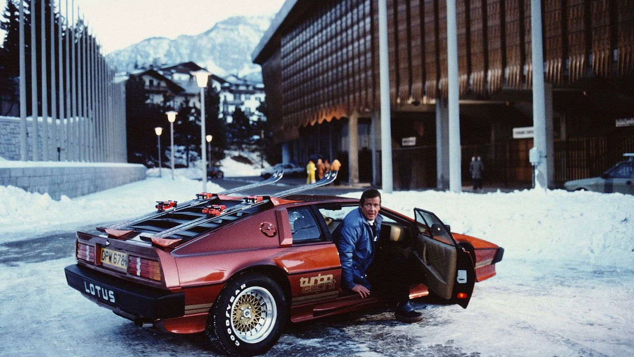 Bond in Cortina backdrop