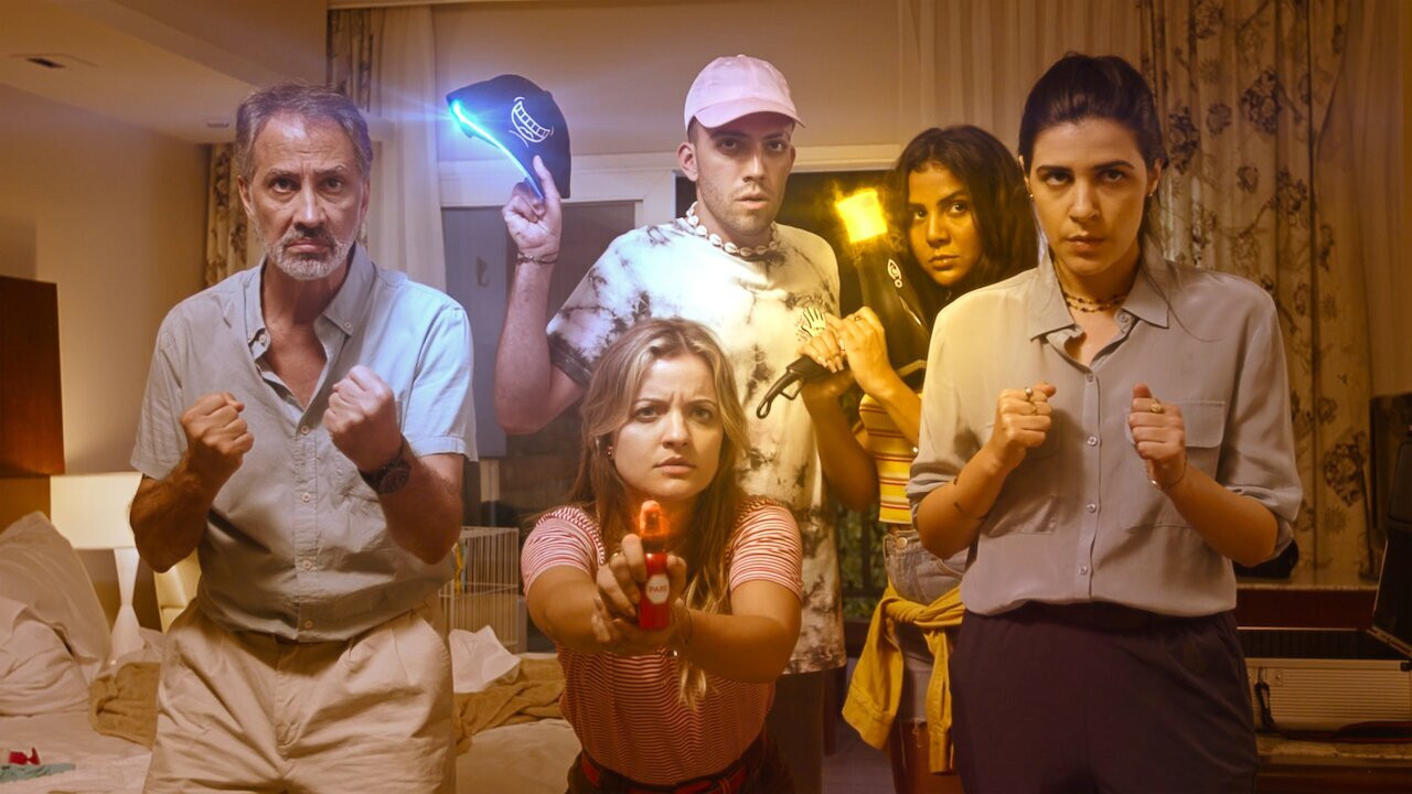 Flops: Agentes Nada Secretos backdrop