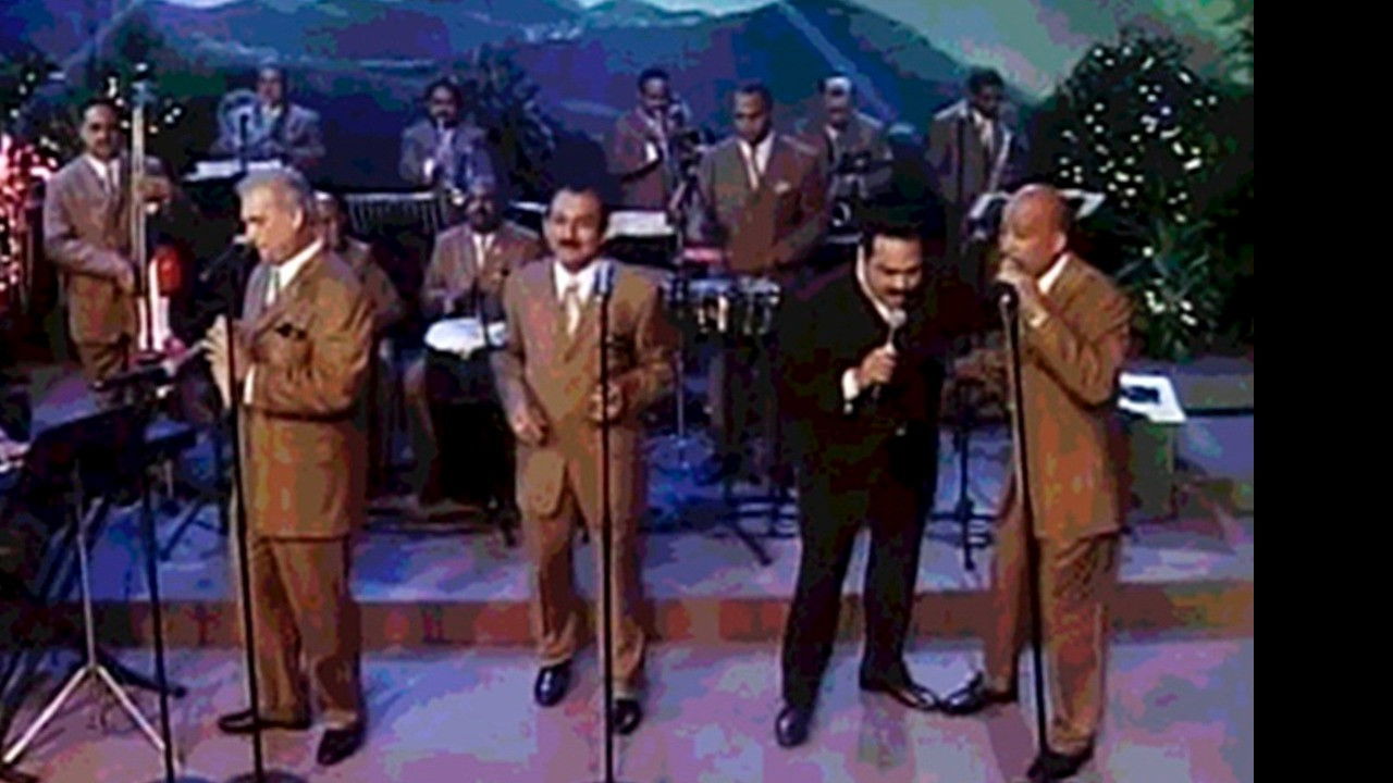 Así Es Nuesta Navidad backdrop