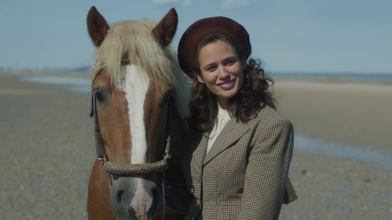 La petite femelle backdrop