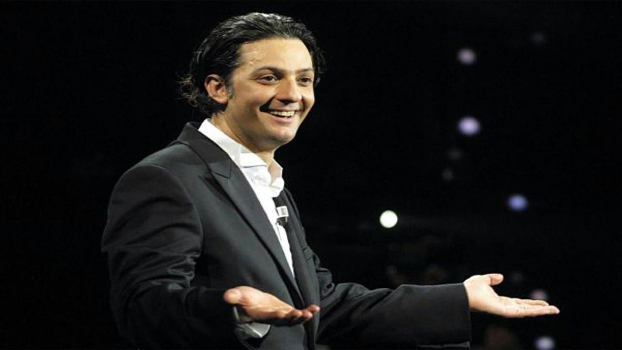 Stasera pago io backdrop