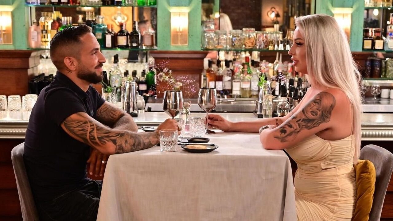 Eating With My Ex: Going Dutch backdrop