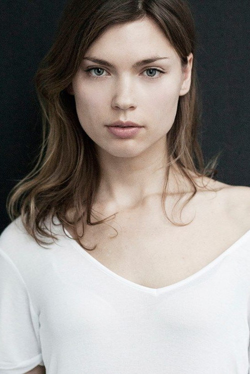 Irene Bagach as Frozen Girl 1