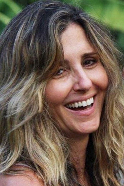 Cristiane Alves as Simone