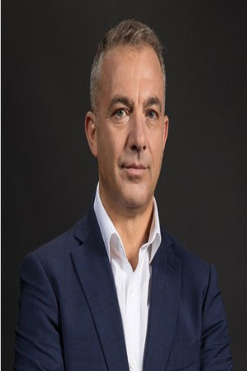 Daniel Mischie as Investitor