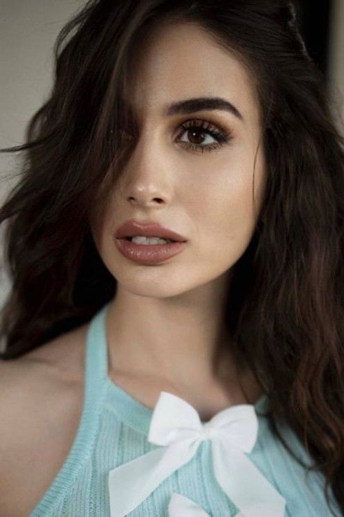 Yasmine Soofi as Alex