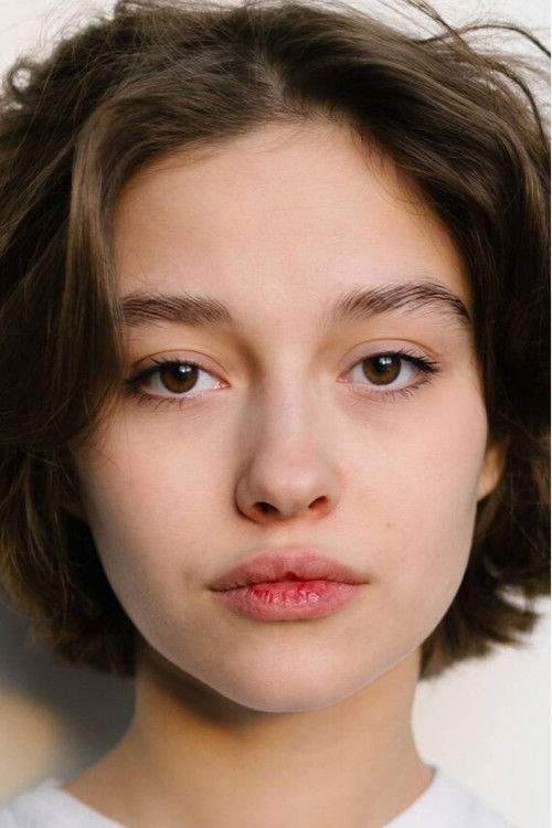 Sofia Lopunova as Люба Веселкина