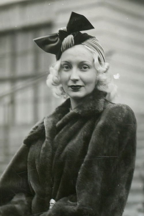 Josseline Gaël as Simone Norans